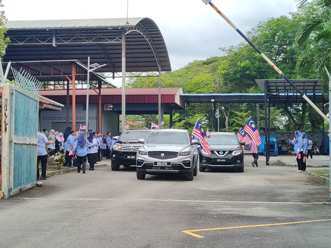 MAJLIS PENYERAHAN KIBAR JALUR GEMILANG JABATAN PENGAIRAN DAN SALIRAN NEGERI SELANGOR
