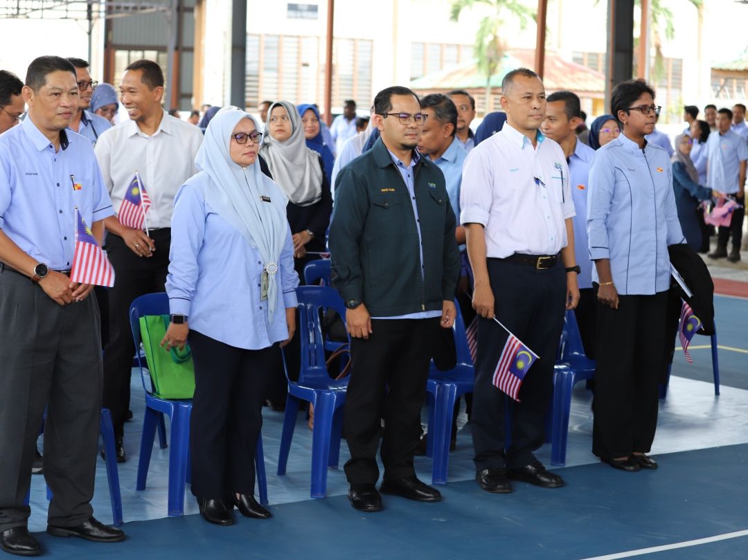 MAJLIS PENYERAHAN KIBAR JALUR GEMILANG JABATAN PENGAIRAN DAN SALIRAN NEGERI SELANGOR