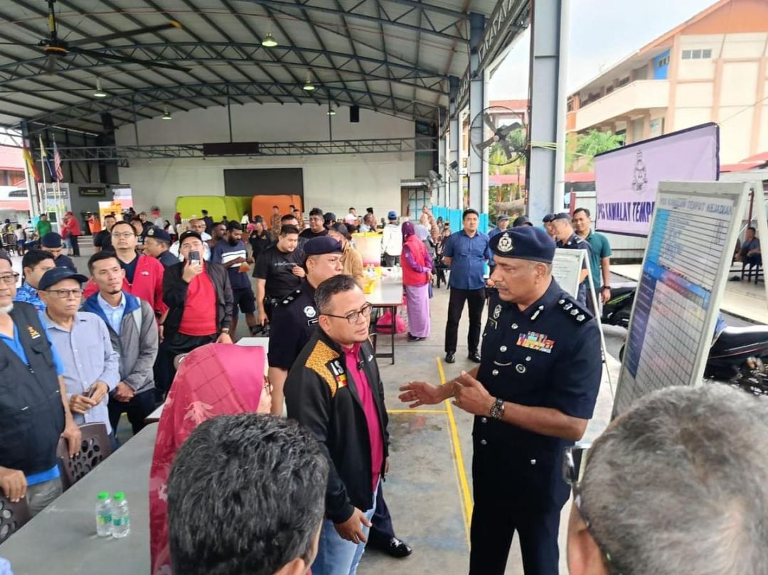 LAWATAN DATO' MENTERI BESAR SELANGOR KE PPS SK SUNGAI BINJAI